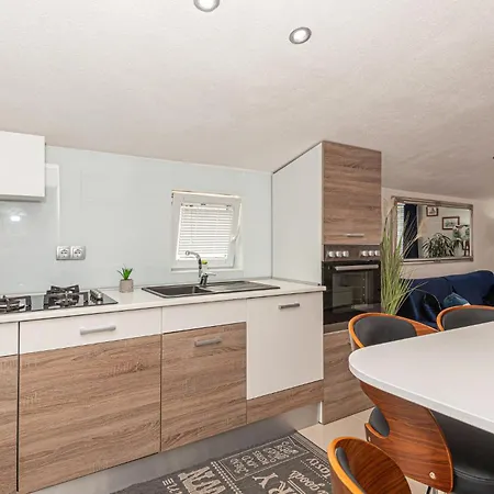 Lovely In With Kitchen Holiday home *