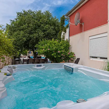 Lovely In With Kitchen Holiday home *